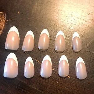 French tip cream nail